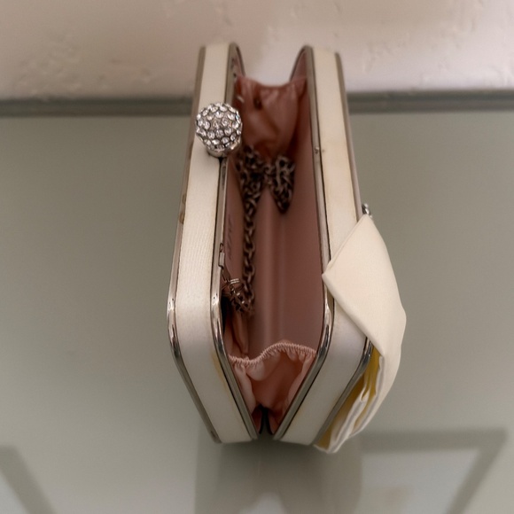 Glint — White Bow Clutch — Great Condition - Picture 6 of 6